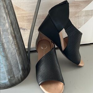Journee Collection size 6.5 Near New peep toe Black wedge heel sandals